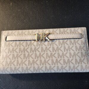 Michael Kors Jet Set Signature Logo Wallet